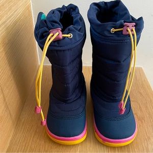 Size 8 ten little snow boots like new (worn twice, to/from school in the car)